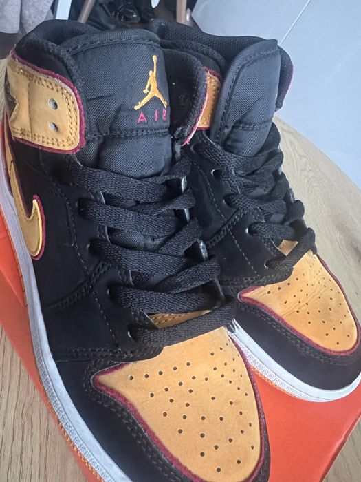 Jordan Brand Air Jordan 1 Mid SE "Black Vivid Orange