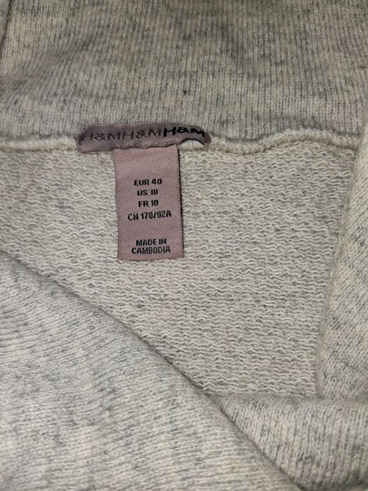 Rozkloszowana sukienka guziki