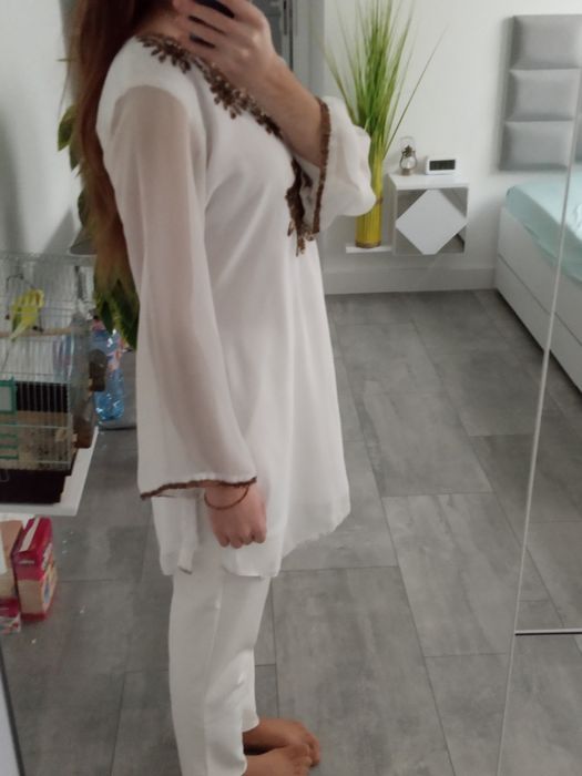 Biała tunika ze złotymi cekinami