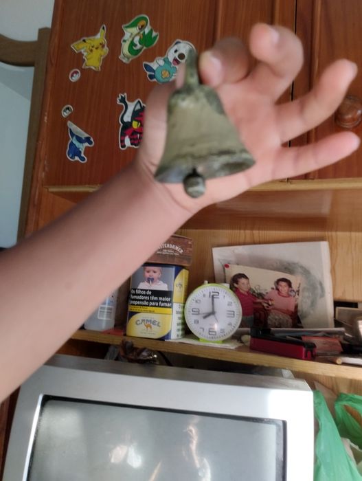 Diversas coisas , como decoração e moedas antigas.
