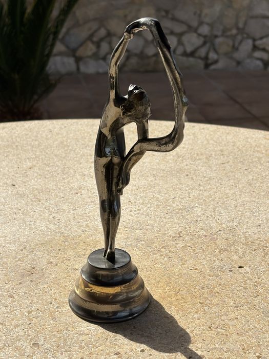 Estatueta com sinais de uso