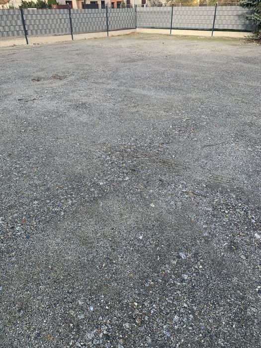 Do wynajęcia ogrodzony plac z blaszanym garażem