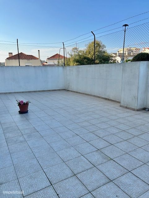 Apartamento T3 com garagem e terraço em Leiria