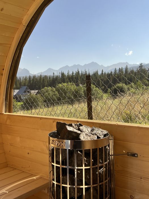 Drewniany domek w górach, Święta Bożego Narodzenia, sauna jacuzzi