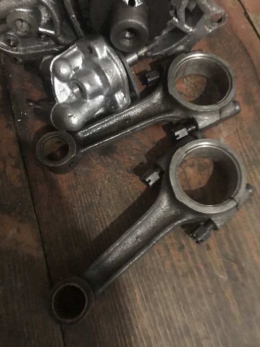 Коленвал з шатунами ,масло насос та гитара узборі