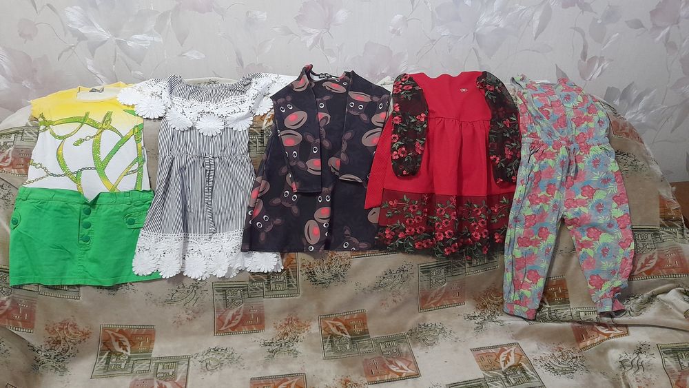 Плаття з рукавами безрукаве
