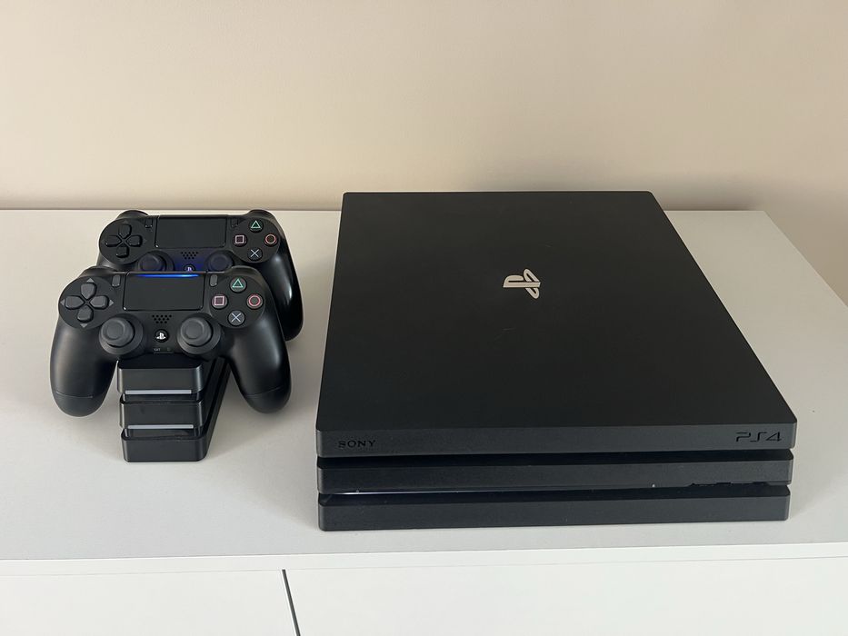 PlayStation 4 Pro 1T 2 pady stacja