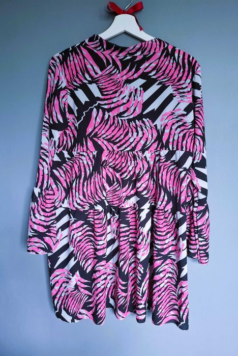 Neonowa sukienka oversize z falbankami
