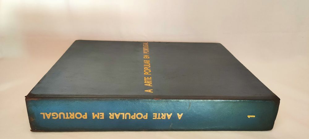 Livro "A Arte Popular em Portugal 1" Capa em Couro