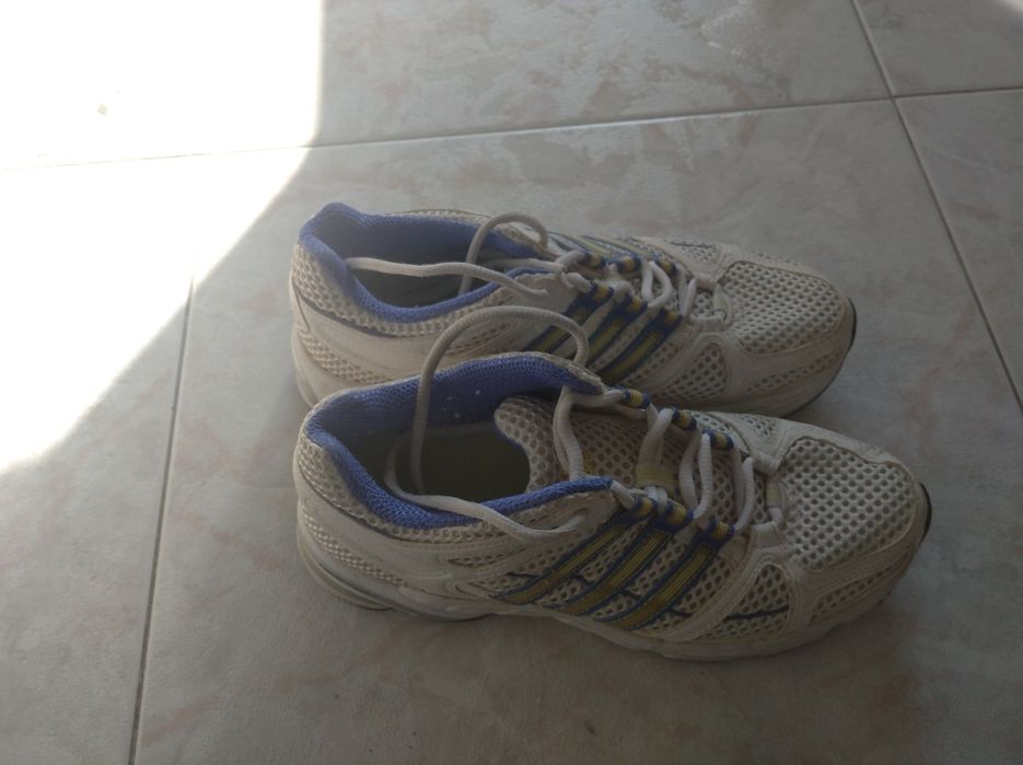 Tênis adidas  branco e azul