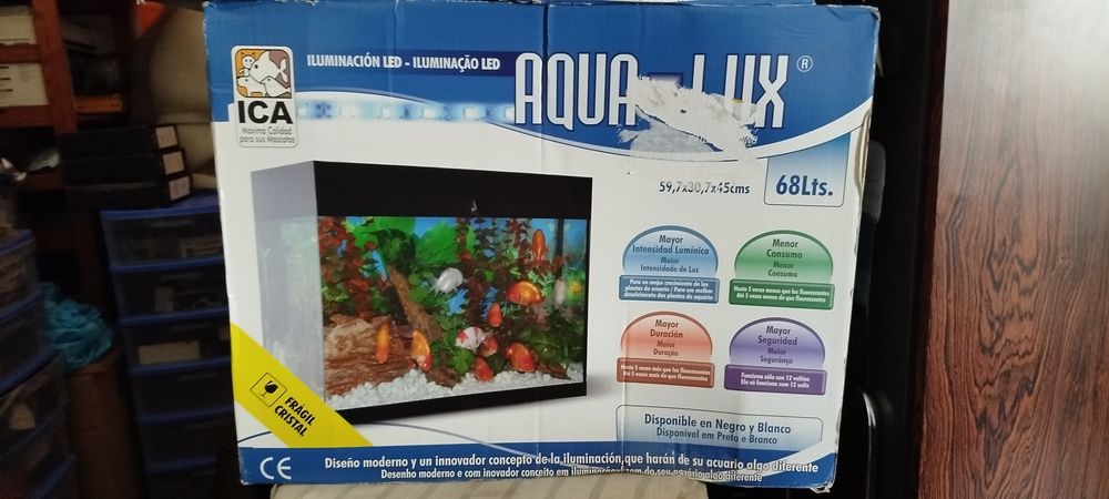 Aquario com iluminação de 68litros.