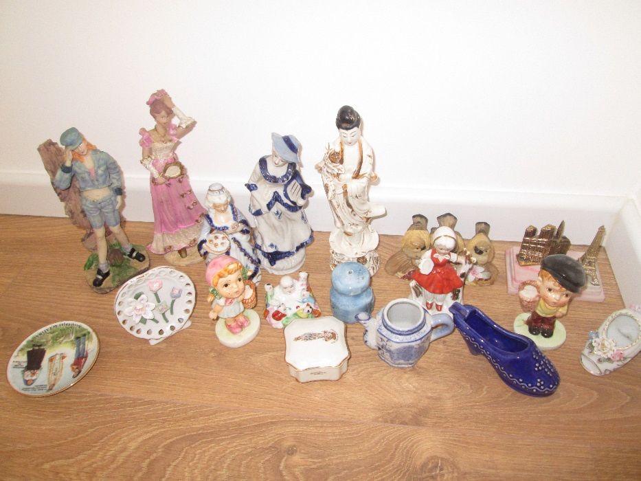Conjunto loiças, bonecos decorativas.