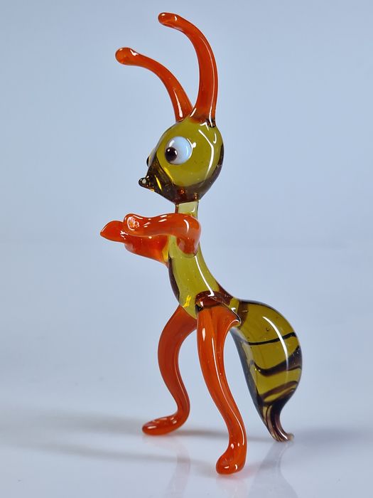 Szklany zestaw kwiatuszki w wazonie i mróweczka