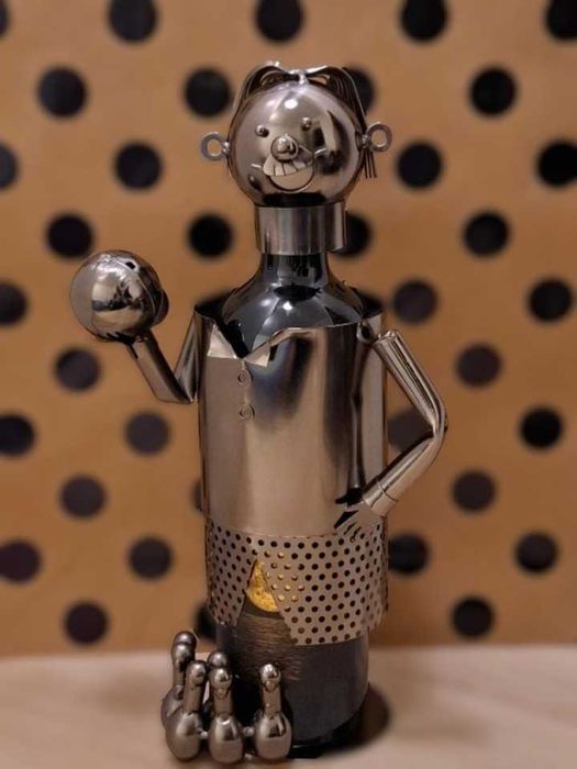 Metalowy stojak na wino