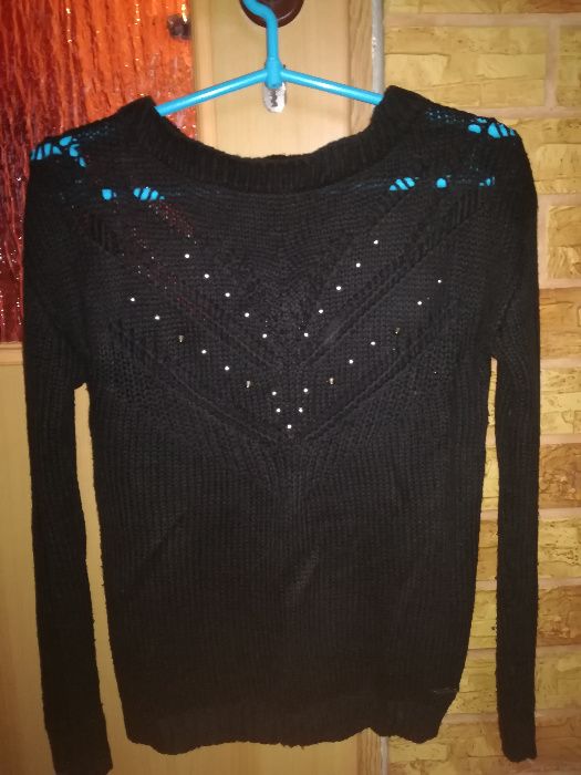 Czarny sweterek z dziurkami