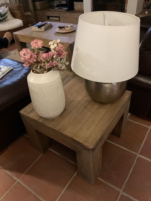 Mesa quadrada em madeira