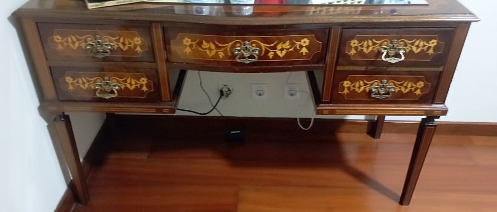 Credência+ cadeira+ banqueta