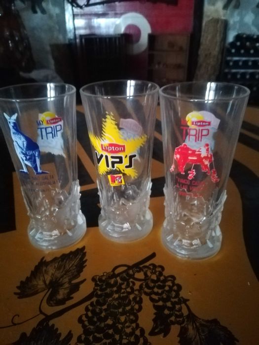 copos de diversas marcas de bebidas