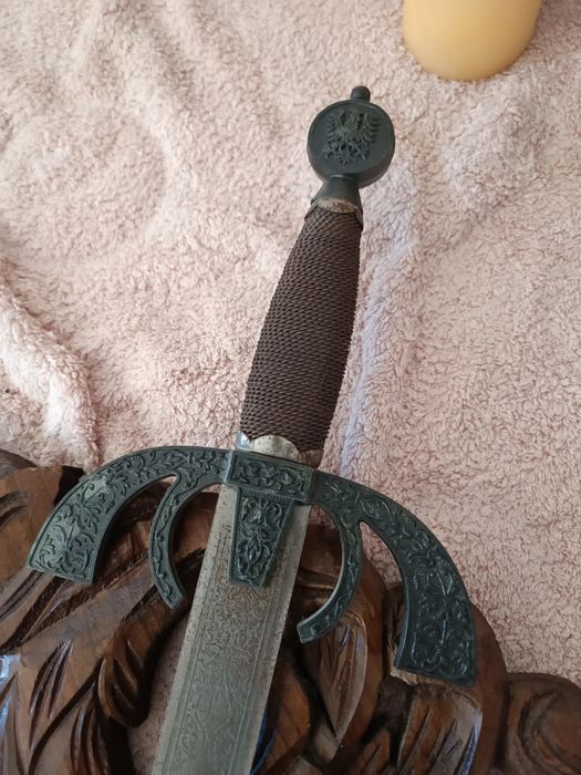 Escudo medieval com espadas