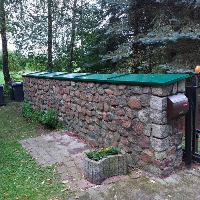 Obróbki blacharsko-dekarskie, wiatrownica, pas nadrynnowy, parapety.