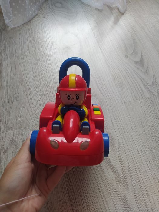 Autko jeździ gra muzyka