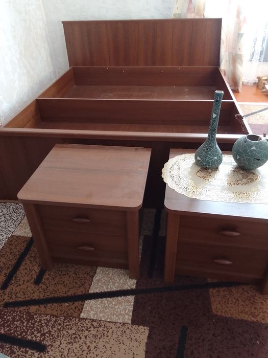 Продам ліжко і дві тумбочки.