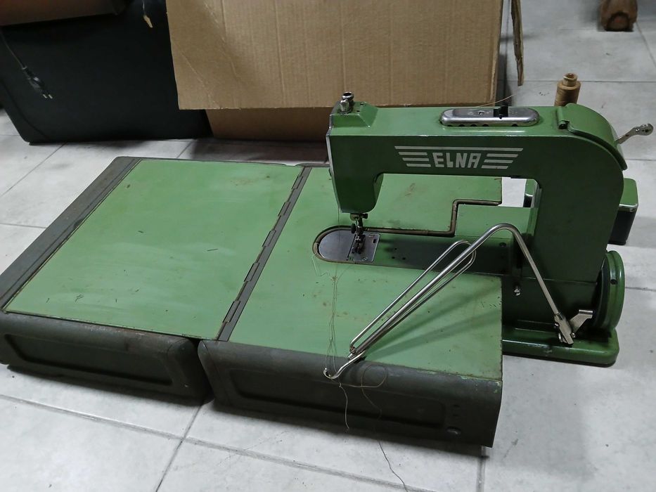 Antiga maquina de costura de fabrico Suiço