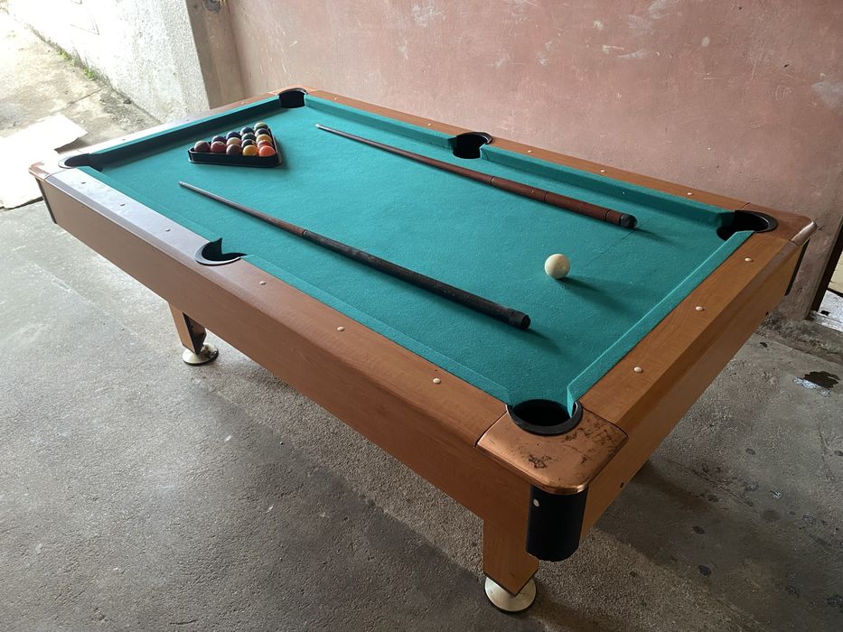 Bilhar snooker com tacos e bolas