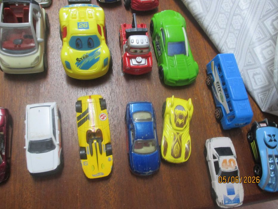 Lote de 60 carrinhos de vários tamanhos