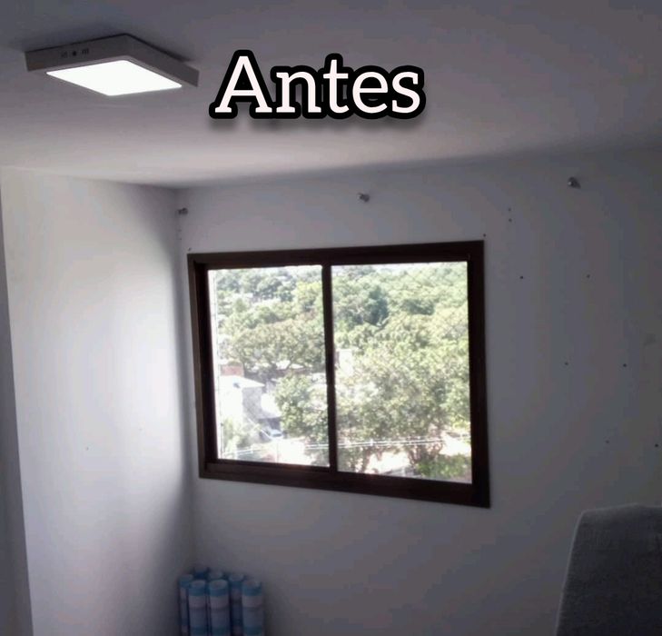 Papel de parede, eletricista e pintor