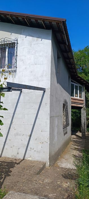 дом с подземным этажом, расположенный на первой береговой линии Днепра