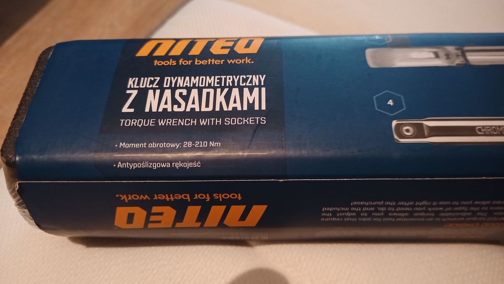 Klucz dynamometryczny 1/2 28-210Nm z nasadkami