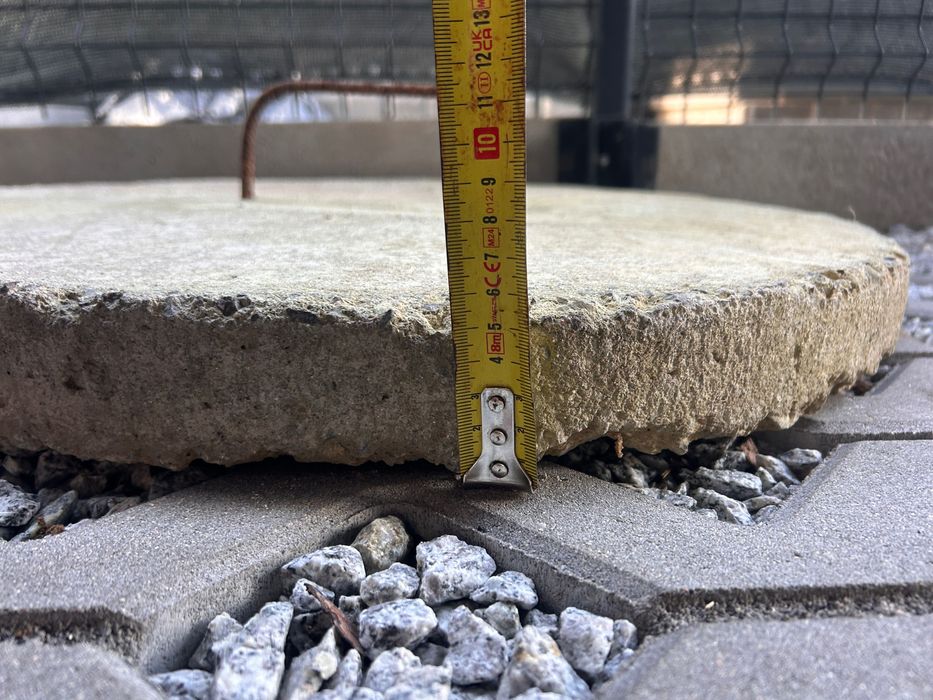 Oddam krąg betonowy nadstudzienny do pokrywy studni