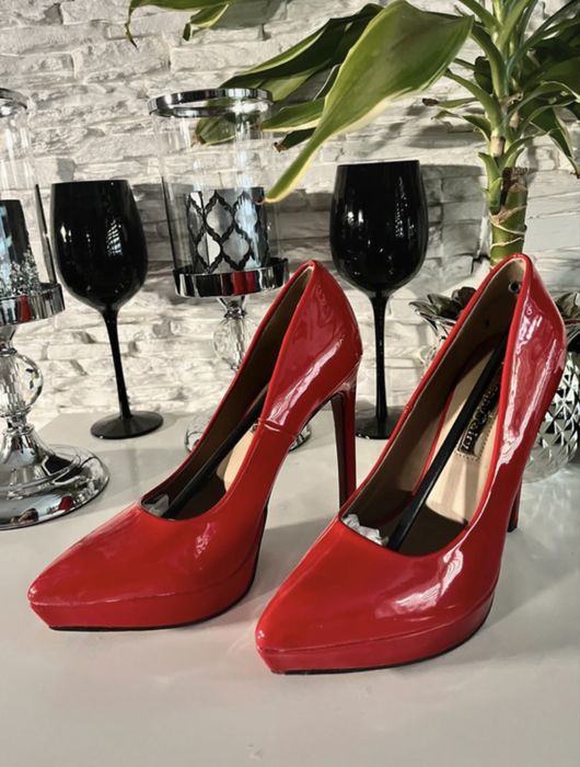 Szpilki czerwone lakierowane platforma 37