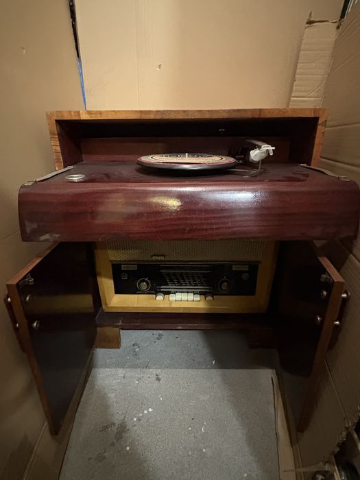 Szafa radiowa- wysuwany gramofon.