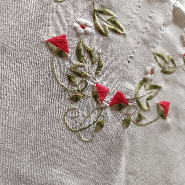 Caminho de mesa oval e sete guardanapos linho branco com bordado