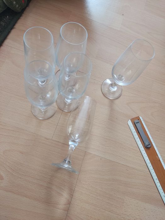 Sześć kieliszków do wina wysokie