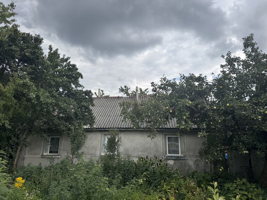 Продам будинок в м.Почаїв! 10 соток землі, гараж,сад та всі комунікації !