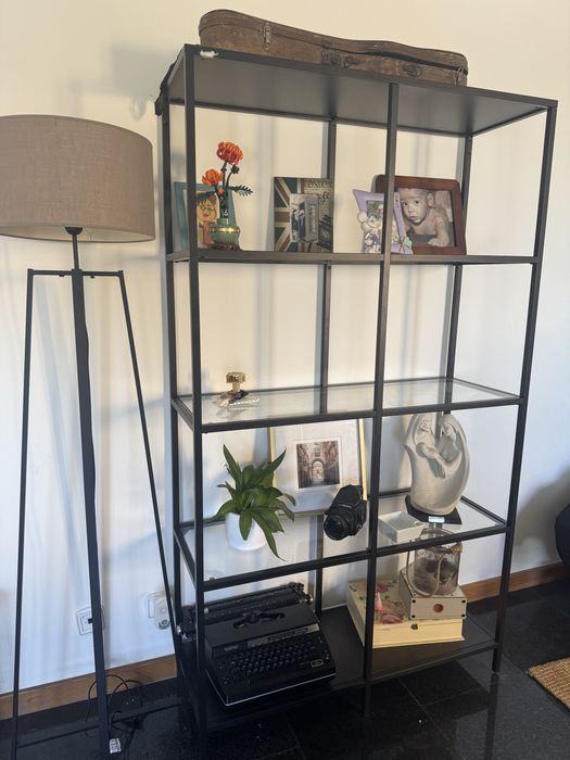 Estante de sala em metal e vidro