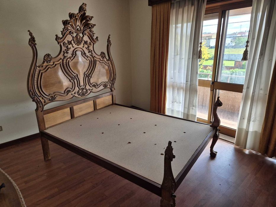 Conjunto quarto: cama, 2 mesinhas de cabeceira, cómoda e espelho