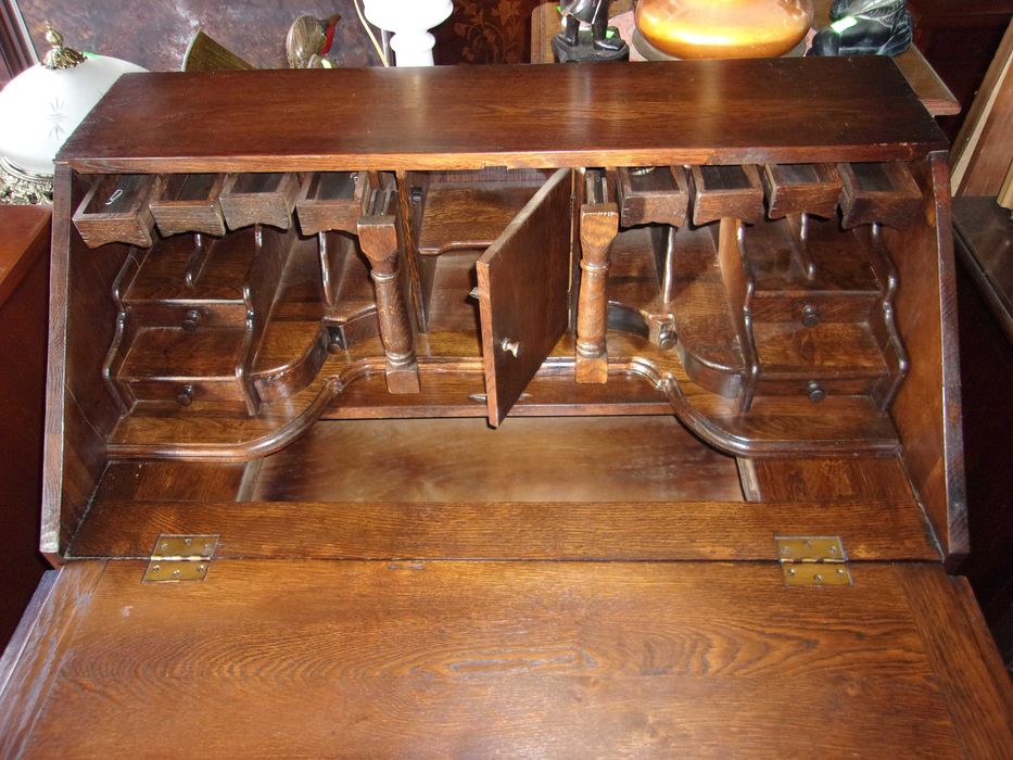 Sekretarzyk dębowy.Bardzo masywny lity dąb 100 %.