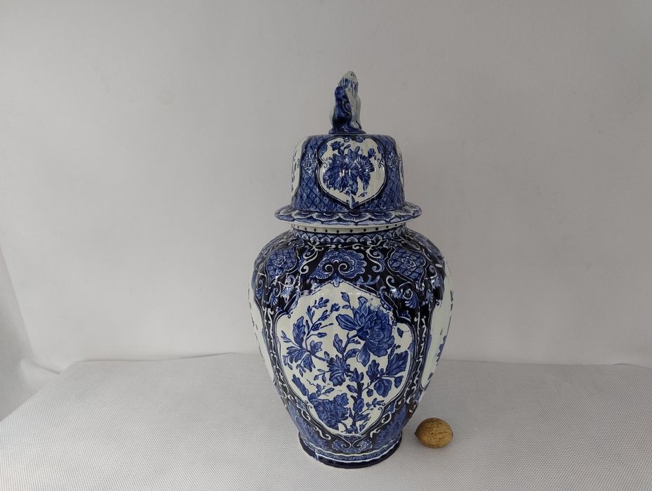 Wazon Delft. Amfora.