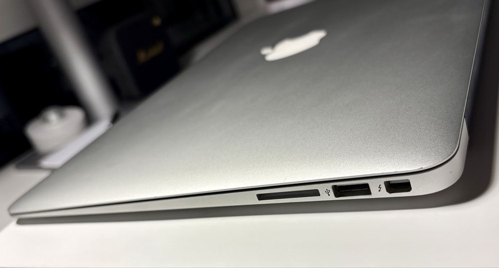 MacBook Air 13 (model z 2015 roku)
