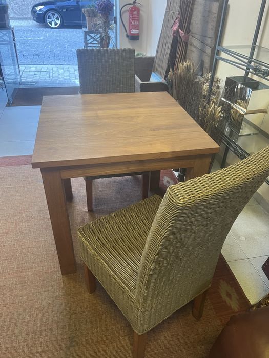 Mesa de madeira maciça 80x80 + 2 cadeiras