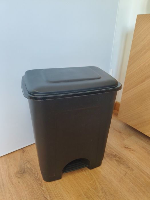 Caixote do Lixo Preto com Pedal