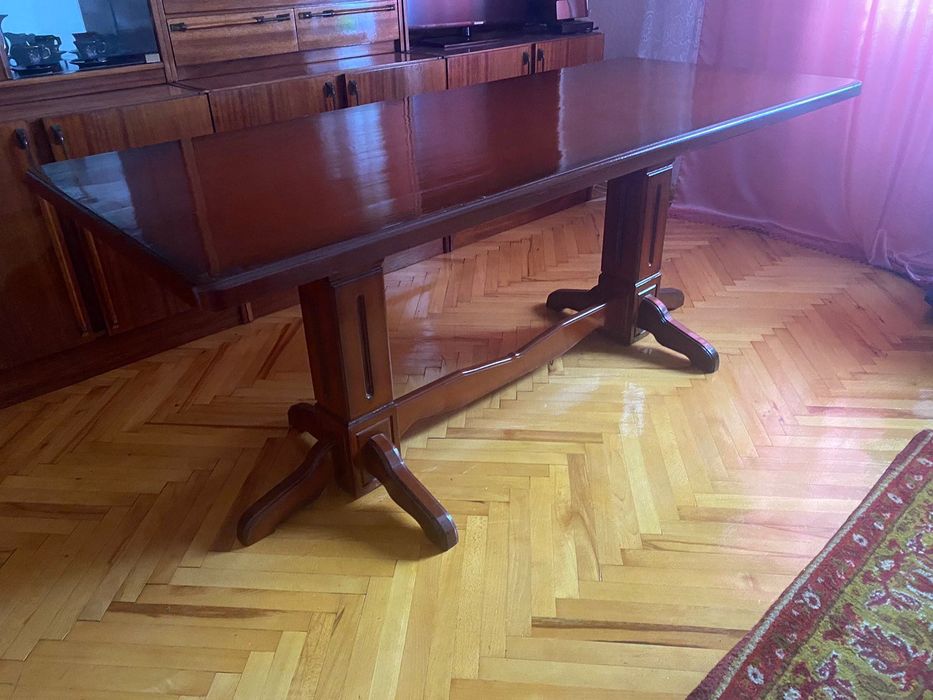 Деревʼяний стіл для вітальні