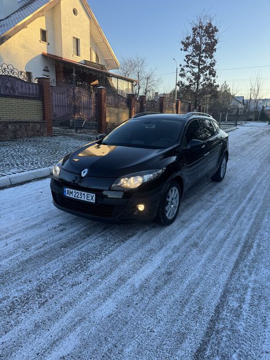 Продам Рено Меган 3, авто в чудовому стані нічого робити не потрібно, сів та поїхав. Хороша комплектація, зимова резина.