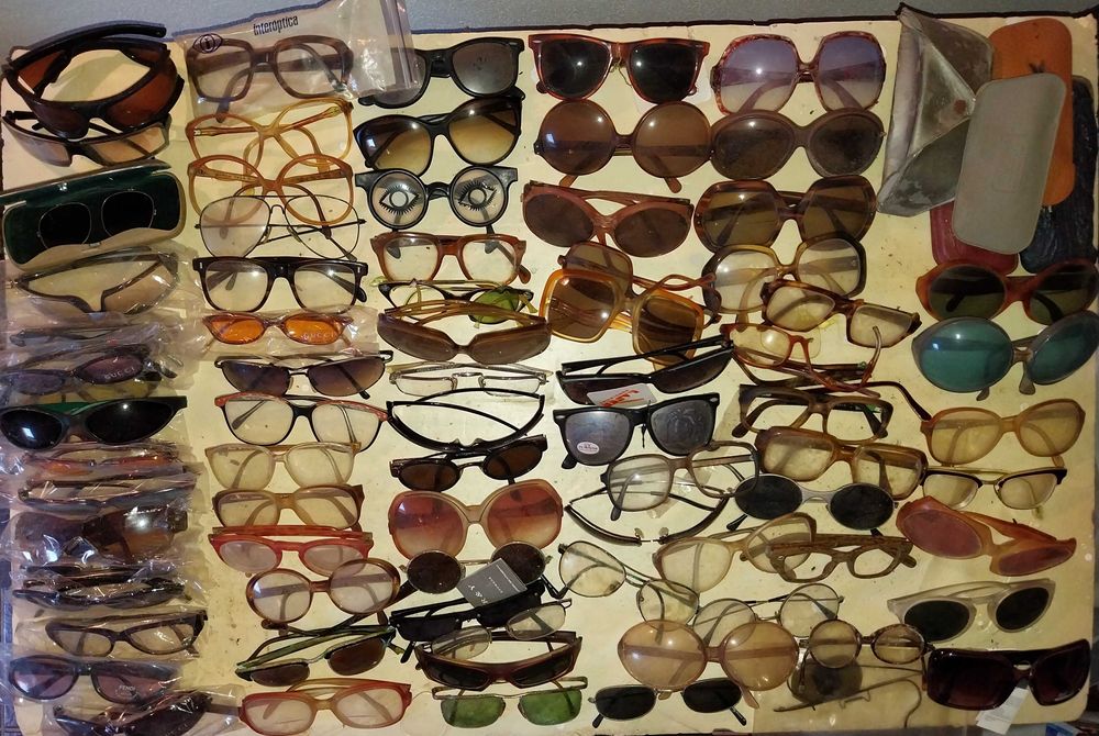 coleção de cerca de 100 óculos do século XX, com algumas relíquias