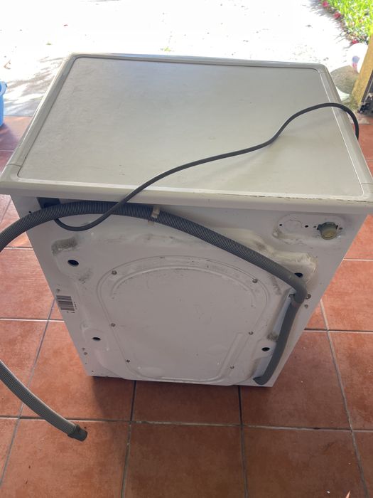 Máquina de lavar roupa Candy 8kg com fuga de água avariada