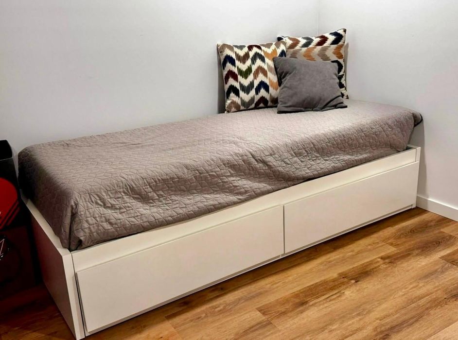 Vendo cama IKEA com 2 colchões em muito bom estado
